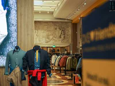 Qui, infatti, all�interno della catena di abbigliamento �Ovs�, tra pantaloni, giacche e magliette, si staglia imperioso un enorme bassorilievo dell�artista salentino Francesco Barbieri